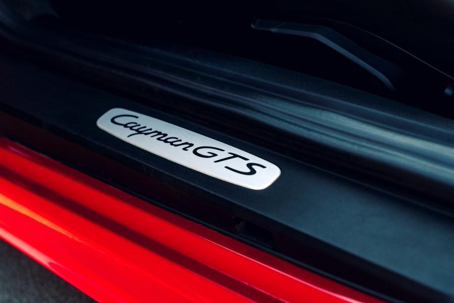 Детали интерьера Porsche 718 Cayman GTS (982C) 2018 года  (UK) (фото 6 из 17)